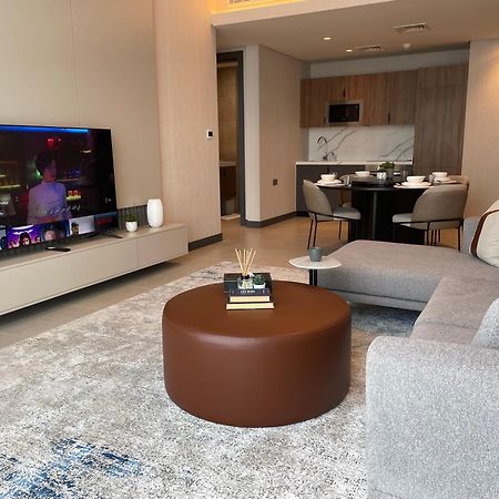 Hotel Charthouse Bahrain Al Manamah Esterno foto A living room in a typical apartment