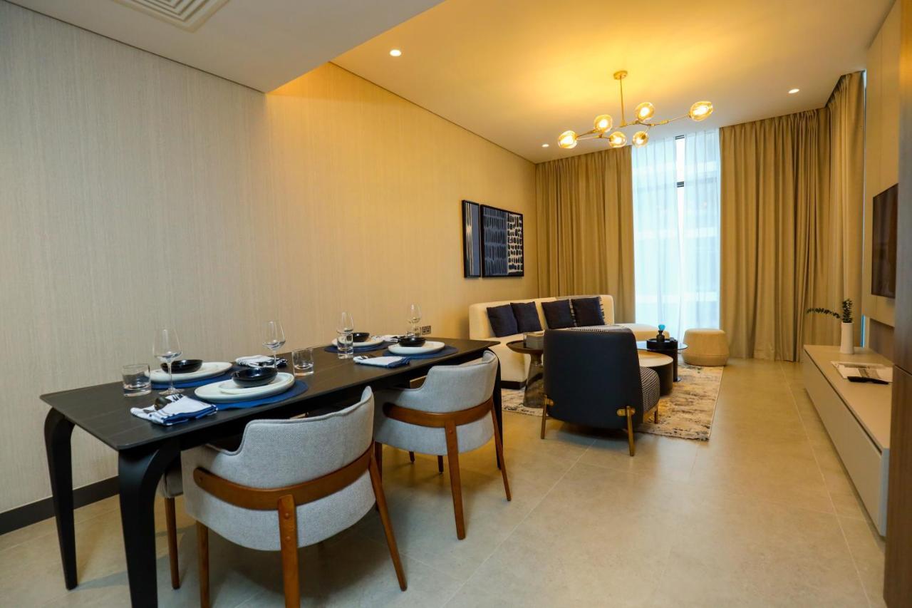 Hotel Charthouse Bahrain Al Manamah Esterno foto A living room in a typical apartment