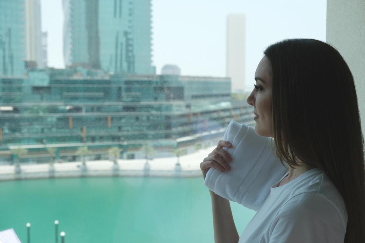Hotel Charthouse Bahrain Al Manamah Esterno foto A woman in Dubai