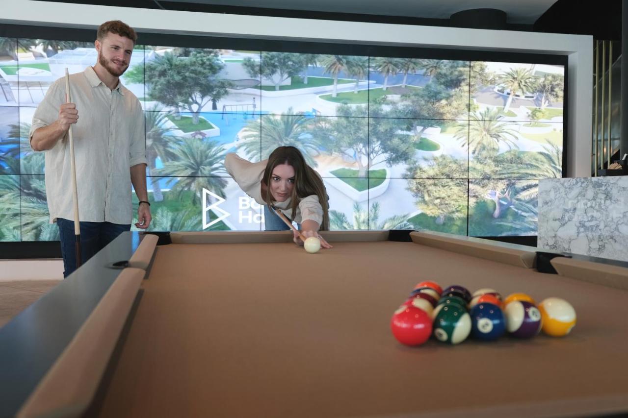 Hotel Charthouse Bahrain Al Manamah Esterno foto A pool table