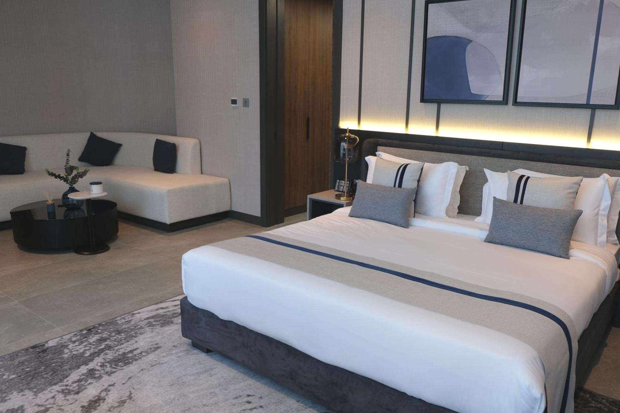 Hotel Charthouse Bahrain Al Manamah Esterno foto Deluxe room