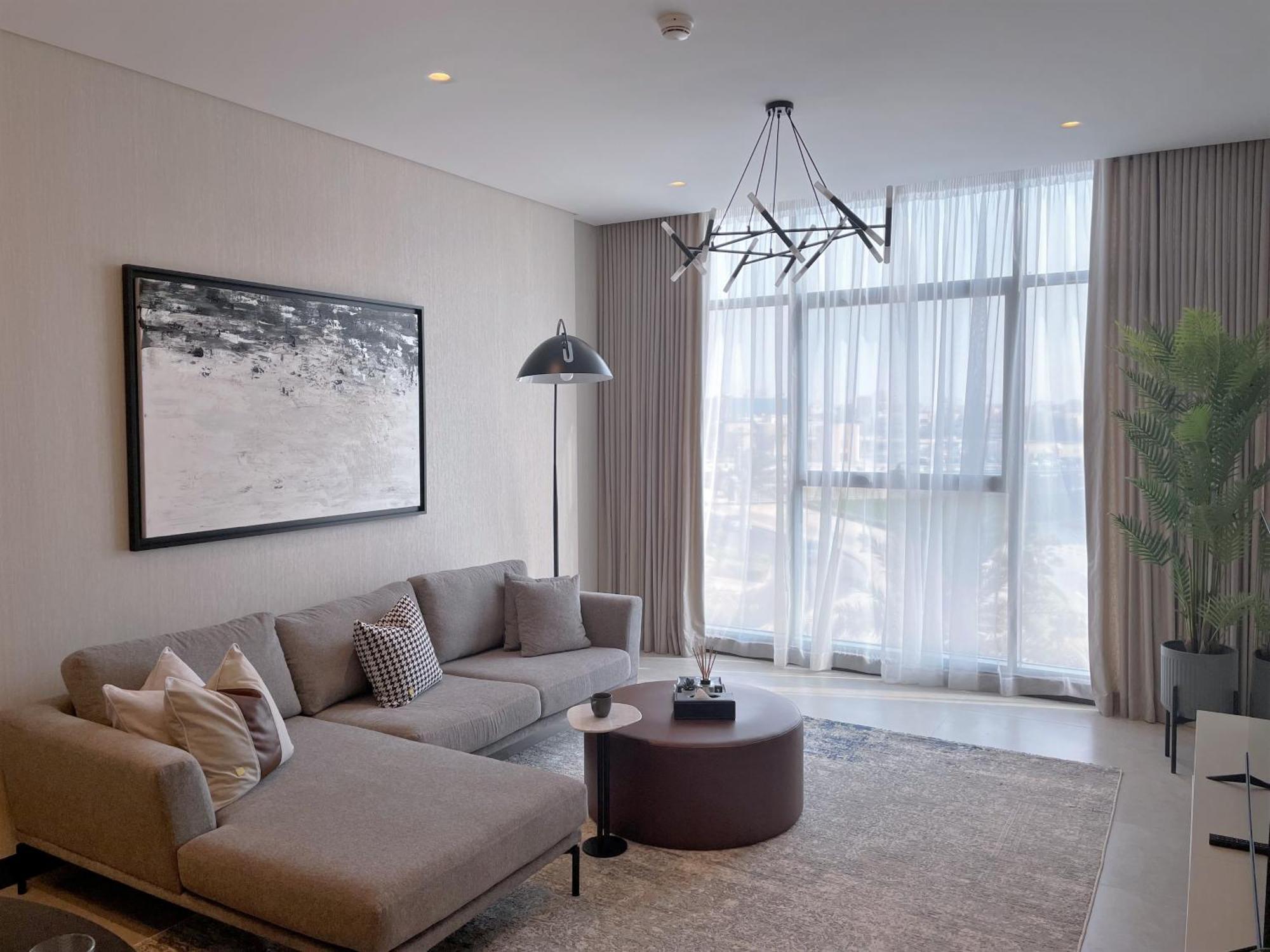 Hotel Charthouse Bahrain Al Manamah Esterno foto A living room in a typical apartment