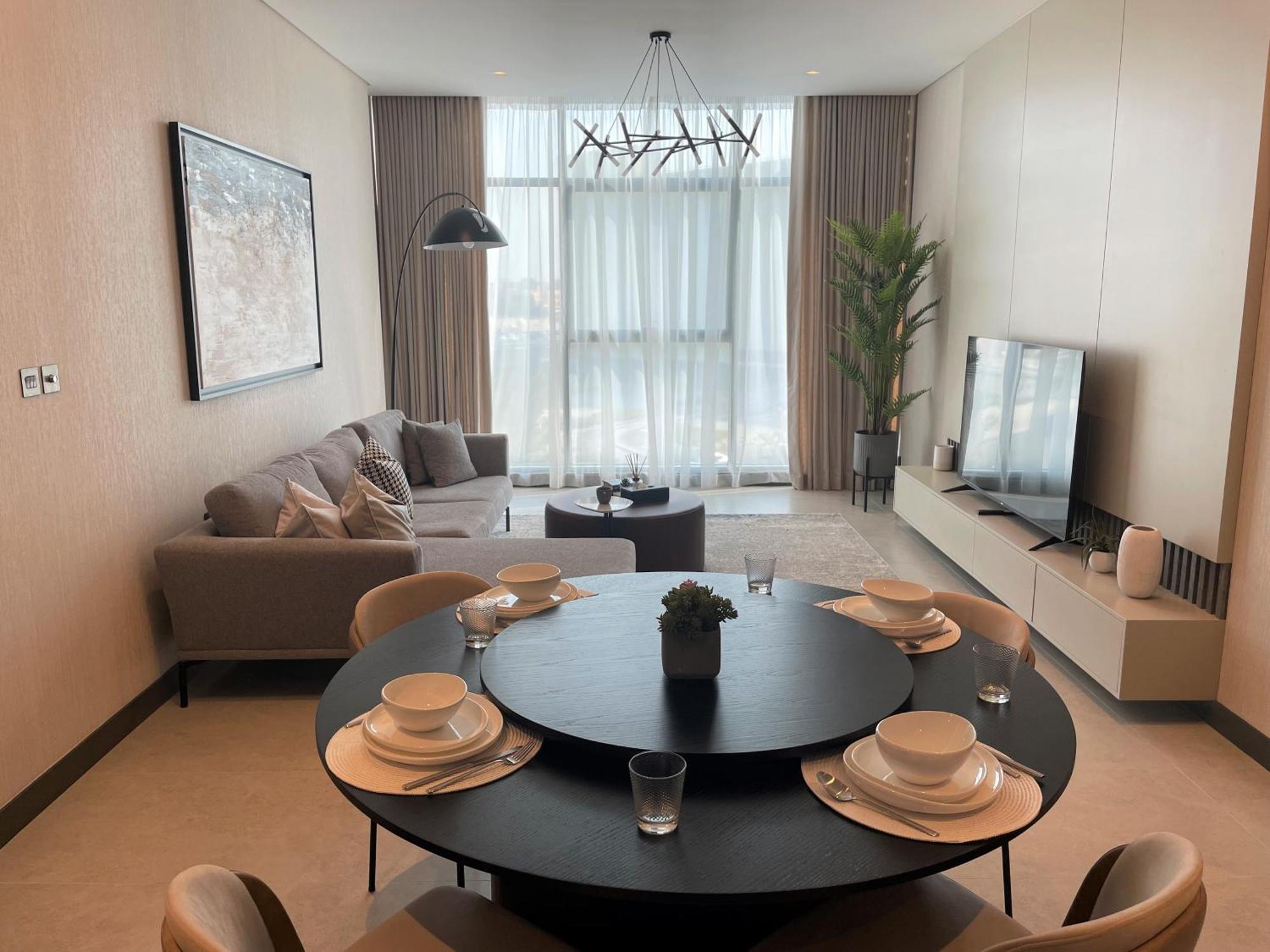 Hotel Charthouse Bahrain Al Manamah Esterno foto A living room in a typical apartment