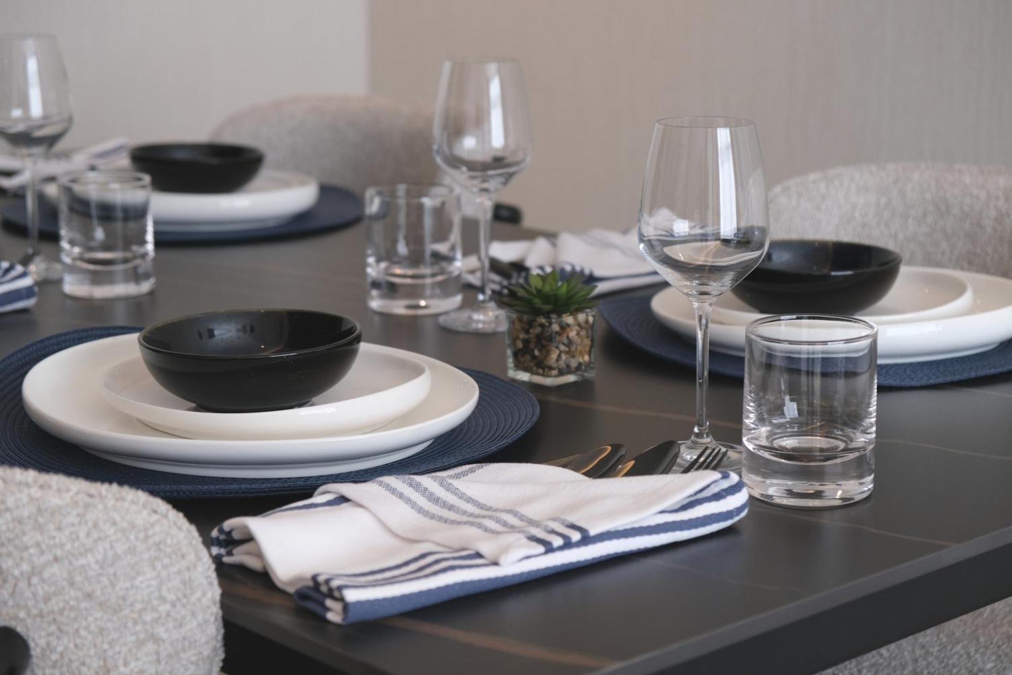 Hotel Charthouse Bahrain Al Manamah Esterno foto Dinnerware