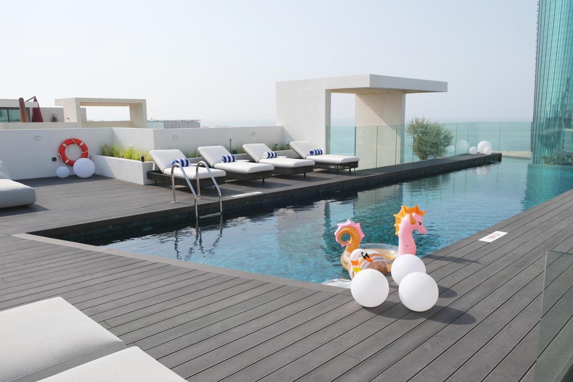 Hotel Charthouse Bahrain Al Manamah Esterno foto The pool at the top of the hotel